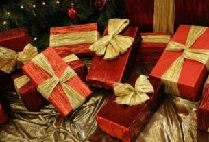 Prezent na Święta Bożego Narodzenia dla mamy. Zbliża się niesamowicie magiczny czas, jakim są Święta Bożego Narodzenia. Jest to w pewnym sensie magia, która nas wszystkich ogarnia, ponieważ to właśnie podczas tych wyjątkowych Świąt mamy szansę, a także możliwość przeżycia ich w gronie najbliższej rodziny i przyjaciół, ponadto jest to czas, kiedy, chcemy w pewien sposób podziękować z całego serca swoim mamom za cud naszych narodzin, a także za cały trud, jaki włożyła w nasze wychowanie. Jest to nie tylko wyjątkowy czas, ale również i dzień, kiedy pojawia się na niebie ta pierwsza gwiazda, kiedy łamiemy się opłatkiem, składamy sobie życzenia, spożywając wigilijną kolację i to właśnie wtedy, chcemy sprezentować mamie coś wyjątkowego, nieprawdaż? Dlatego, też w związku ze świętami, ale również, ze względu na to, że tak naprawdę bez mamy byśmy sobie z wieloma rzeczami nie poradzili, należy, jej dać taki prezent, jaki sami byśmy chcieli dostać. Jest to podstawowa zasada, którą należy się kierować, ponieważ dzięki niej prezenty, które się daje swoim mamom, są zawsze udane. Ponadto nie należy się bać, wybierać tych rzeczy, które innym osobom by nie przyszły w pierwszej kolejności do głowy, ponieważ nie ma w tym nic złego ani nic wstydliwego. Ponieważ właśnie takie prezenty są prezentami wyjątkowymi, przemyślanymi, a czasami nawet bardzo wymyślnymi. Wiele osób zadaje sobie pytanie jaki prezent dla mamy? Co by jej sprawiło największą przyjemność? Po pierwsze należy wiedzieć o tym, że w pierwszej kolejności musi być on zdecydowanie bardzo oryginalny a wszystko po to, by właśnie w ten sposób, podkreślić jak bardzo ważną osobą w życiu jest dla nas mama. Doskonale zdajemy sobie sprawę, że właśnie dzięki naszej mamie mamy wszystko, ponieważ to właśnie ona nam dała wszystko to o czym, tylko mogłyśmy zamarzyć, a o czym ona marzy? Odpowiedź na to pytanie jest bardzo prosta, ponieważ zapewne nasza mama marzy o wielu rzeczach. Kupując swojej mamie prezent, należy w głównej mierze, spojrzeć na swoją mamę jak na siebie. Czyli w taki sposób, że nasza mama jest wspaniałą, niesamowitą i piękną kobietą. Ponadto należy wiedzieć, że nasze mamy są kobietami, które czasami po prostu uwielbiają być rozpieszczane. Dlatego też w związku z tym należy jej podarować coś naprawdę wyjątkowego i niepowtarzalnego, ponadto prezent ten może być również niezwykle intymny. Między innymi mamy będą zadowolone z podarowanej im bielizny. Każda mama będzie wręcz zachwycona, kiedy otrzyma dobrze dobrany, elegancki i porządny biustonosz, taki prezent sprawi jej na pewno ogromną radość. Wiele mam nie chętnie wydaje na takie prezenty pieniądze, jednak dzięki bieliźnie każda mama znów doceni swoją urodę i swoje piękno. Jeżeli chcecie sprawić swoim mamom przyjemność, mogą to być urządzenia do higieny i pielęgnacji. Zapewne mamy będą zadowolone z takich prezentów jak: lokówka, czy prostownica. Kupując prostownicę dla mamy, warto zwrócić uwagę na to, aby była ona poręczna, szybko się nagrzewała, oferowała regulację temperatury i miał dobry stosunek ceny do jakości. Lokówka jest idealnym prezentem dla tych mam, które marzą o tym, aby mieć burzę loków na swojej głowie. Kolejnym pomysłem na udany prezent mogą to być urządzenia kuchenne. Jest to idealny prezent dla tych mam, które uwielbiają spędzać swój czas w kuchni, a jak wiadomo, każdej gospodyni, przyda się praktyczny sprzęt kuchenny, ponieważ dzięki niemu każda mama będzie mogła zaoszczędzić swoje nerwy, czas, a także siły. Praca na praktycznym i sprawdzonym sprzęcie kuchennym będzie jej sprawiała ogromną przyjemność. Także trafionymi prezentami na pewno będzie: kuchenka mikrofalowa, dzięki której każda mama będzie mogła oczarować swoich gości swoim dresingiem. Blender jest on idealny i wręcz niezbędny, by móc przygotować swoje ulubione potrawy. Mikser to niesamowicie popularny sprzęt kuchenny, który tak samo, jak blendery przyda się przy przygotowywaniu wielu przekąsek czy dań. Robot kuchenny taki sprzęt stanie się prawdziwym kombajnem do prac kuchennych dla Twojej mamy. Czajnik elektryczny jest niesamowicie praktyczny i szybki w pracy. Opiekacz, dzięki niemu każda mama będzie miała możliwość przygotowania swoich ulubionych i pysznych grzanek na śniadanie. Wyciskarka do soków, jak wiadomo świeży, zdrowy sok daje wiele korzyści naszemu organizmowi, dlatego też warto pomyśleć o swojej mamie, jednak niestety uzyskanie pełnowartościowego soku nie jest takie łatwe. Dlatego też warto w tym aspekcie zaufać dobrym wyciskarkom. Ekspres do kawy, wiele mam marzy o tym, aby napić się prawdziwie zaparzonej kawy, warto zrobić jej tę przyjemność, po czym usiąść i wypić z nią filiżankę świeżo zaparzonej kawy. Zestaw garnków będzie to idealny prezent dla każdej mamy dlatego też warto postarać się o to, aby były to garnki wysokiej jakości. Noże kuchenne w głównej mierze powinny być one ostre i trwałe. Jeszcze innym prezentem dla mamy mogą być urządzenia mobilne. Jest to idealny prezent dla tych mam, które lubią spędzać czas, słuchając muzyki, śledzić ciekawostki w internecie itp. Dzięki takiemu urządzeniu każda mama będzie mogła, płynne surfowanie po internecie. Do tego rodzaju prezentów możemy zaliczyć: Smartfony, które zaliczają się do kategorii o ogromnej popularności, i tak naprawdę bardzo często są trafionym prezentem i to na różnego rodzaju okazje. Jeszcze innym prezentem dla mamy może być tablet, ponieważ sprawdza się przy surfowaniu po internecie czy korzystaniu z multimediów. Idealnym prezentem może się również okazać notebook. Każda mam na pewno będzie zadowolona z takiego prezentu jak e-book, ponieważ korzystając z takiego urządzenia może i tracimy troszkę klimat, ale mamy, które lubią nowoczesne upominki i sporą czytają, powinny być, bardzo zadowolone z takiego prezentu. Trafionymi prezentami są również prezenty, które zaliczane są do urządzeń do domu. Do tych prezentów zaliczamy odkurzacz, odkurzacz automatyczny, żelazko itp. Także jak widać, pomysłów na prezent jest naprawdę wiele.