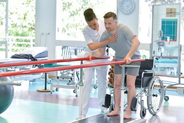 Jak pomóc tym, którzy mają ograniczoną zdolność poruszania się - wybór akcesoriów ortopedycznych