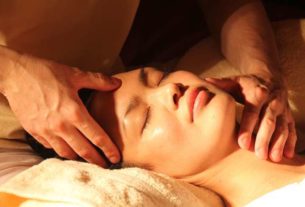 Fizjoterapeuta – osoba od zadań specjalnych Nasz organizm przypomina momentami naoliwioną maszynę, ale o znacznie większym stopniu skomplikowania. Podobnie się psuje, kiedy jest użytkowany w nieprawidłowy sposób i podobnie jak maszyna przestanie działać, kiedy ulegnie wypadkowi. Jednak na tym podobieństwa się kończą – w przeciwieństwie do serwisu, transplantologia i protetyka ciągle wymagają dalszych badań. Jednak istnieje dziedzina medycyny, która potrafi postawić nas na nogi po bolesnych urazach: jest to fizjoterapia. Fizjoterapia jest bardzo skomplikowaną dziedziną medycyny, dlatego osoby, które posiadają dyplom fizjoterapeuty zazwyczaj odbyły wiele szkoleń i doskonaliły się na każdym kroku w zakresie anatomii. Z tego też względu warto przed wizytą zapytać specjalisty w jakich kursach lub sympozjach brał udział. Będzie nam ta wiedza potrzebna do tego, żeby upewnić się, iż mamy do czynienia z prawdziwym fizjoterapeutą. Warto bowiem wiedzieć, że jako salony masażu reklamują się również agencje towarzyskie, nadszarpując tym samym dobre imię pracowników medycznych. Fizjoterapia jest taką dziedziną medycyny, która przy ciężkiej, regularnej pracy pozwala odzyskać sprawność w kończynach, ułatwia codzienne funkcjonowanie poprzez różnego rodzaju zabiegi, odmładza i poprawia ogólny stan zdrowia. Skupia się na ćwiczeniach oraz stymulacji mięśni i organizmu. Po co iść do fizjoterapeuty? Im starsi jesteśmy, tym częściej zaczynają nam dokuczać wszelkiego rodzaju dolegliwości – bóle pleców, nóg lub ramion. To sprawia z kolei, że zaczynamy sięgać po leki przeciwbólowe, nieprzeznaczone do systematycznego stosowania. Lecząc skutki, ignorujemy przyczynę, która tkwi w stresie, złym stylu życia, rozregulowanym śnie, braku wypoczynku. Wszystko to rzutuje w poważny sposób na nasze zdrowie – ale fizjoterapeuta jest nam w stanie pomóc. Fizjoterapeutę możemy znaleźć w każdym większym mieście, a Bielsko-Biała nie jest pod tym względem wyjątkiem. Zawsze starajmy się przeglądać oferty gabinetów, dowiadujmy się szczegółów dotyczących wykształcenia osób, które je prowadzą – przykładem zaufanego miejsca będzie na przykład: https://fizjomed.pro/fizjoterapia-bielsko-biala/. Rehabilitacja – ważna sprawa przy rekonwalescencji Rekonwalescenci – po wypadkach i urazach – niemal w tej samej chwili, od której tylko lekarz na to pozwoli, powinni od razu udać się na rehabilitację. Im szybciej zaczną pracę nad kończyną, która wcześniej została uszkodzona, tym szybciej dojdą do siebie. Jest to długa, intensywna praca, dlatego trzeba się oddać w ręce fizjoterapeuty – rehabilitanta – który będzie umiał ją poprowadzić do celu. Rehabilitacja (Bielsko-Biała jest miastem, w którym, jak już wspomniano, ekspertów nie brakuje) będzie podstawą zdrowienia. Reasumując, w przypadku chorób i trudności zdrowotnych skutkujących przewlekłymi bólami, dobrze jest udać się na wizytę do fizjoterapeuty. Zamiast stosować tabletki przeciwbólowe, warto postawić na sprawdzone, medyczne rozwiązania. Dzięki dobremu specjaliście szybko wrócimy do zdrowia i będziemy mogli w pełni cieszyć się życiem!